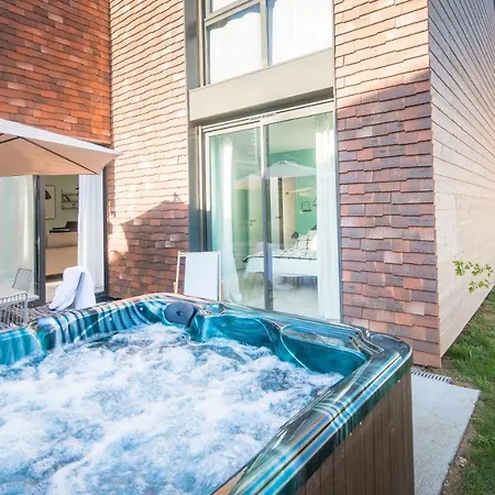 Appartement Côté Jardin Avec Jacuzzi Privatif Et Parking Privé